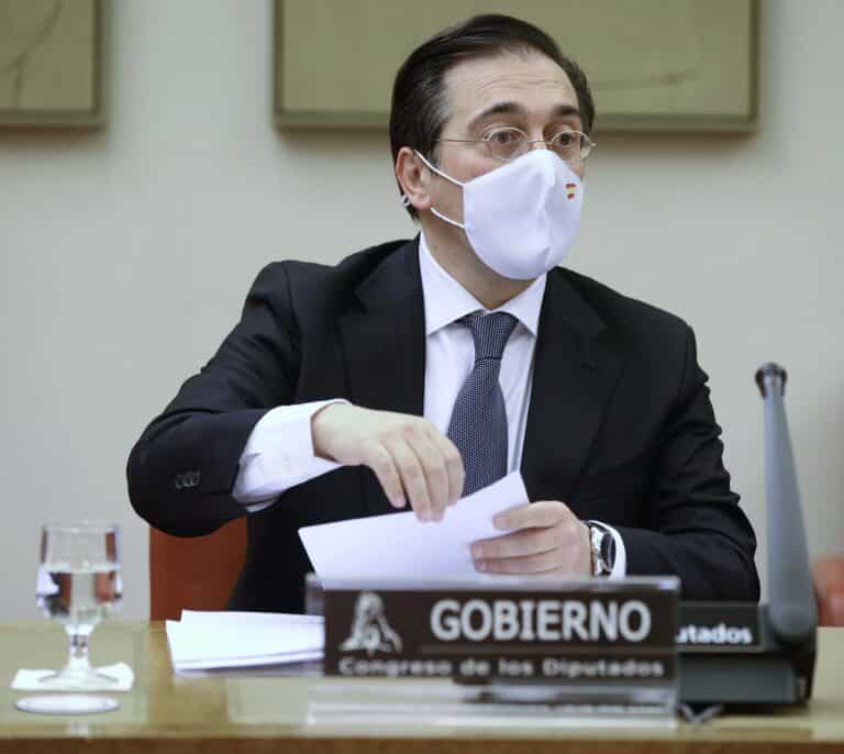 Albares anuncia la salida de la embajadora de Kiev junto con un centenar de españoles