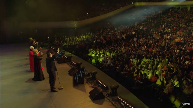 Mocedades y Los Panchos, juntos en un concierto sinfónico en Madrid Mocedades cantando 'Eres tú' en el concierto sinfónico de Madrid