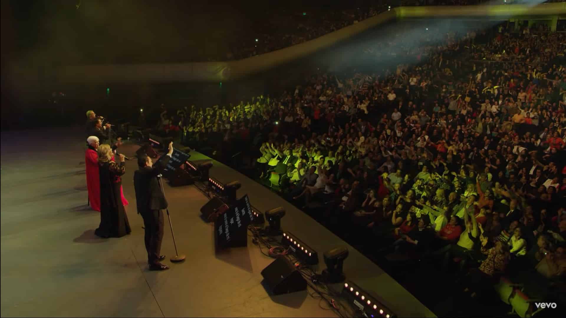 Mocedades cantando 'Eres tú' en el concierto sinfónico de Madrid