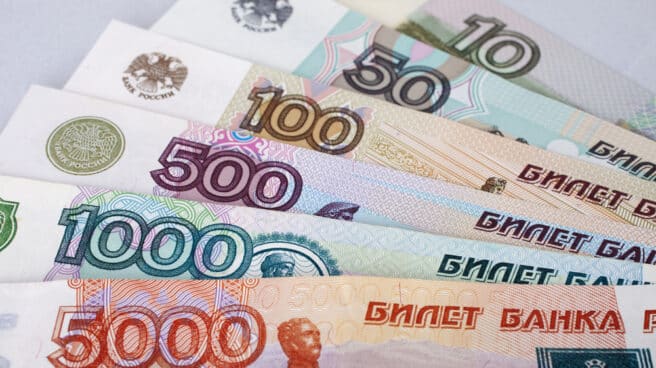 Varios rublos en billetes.