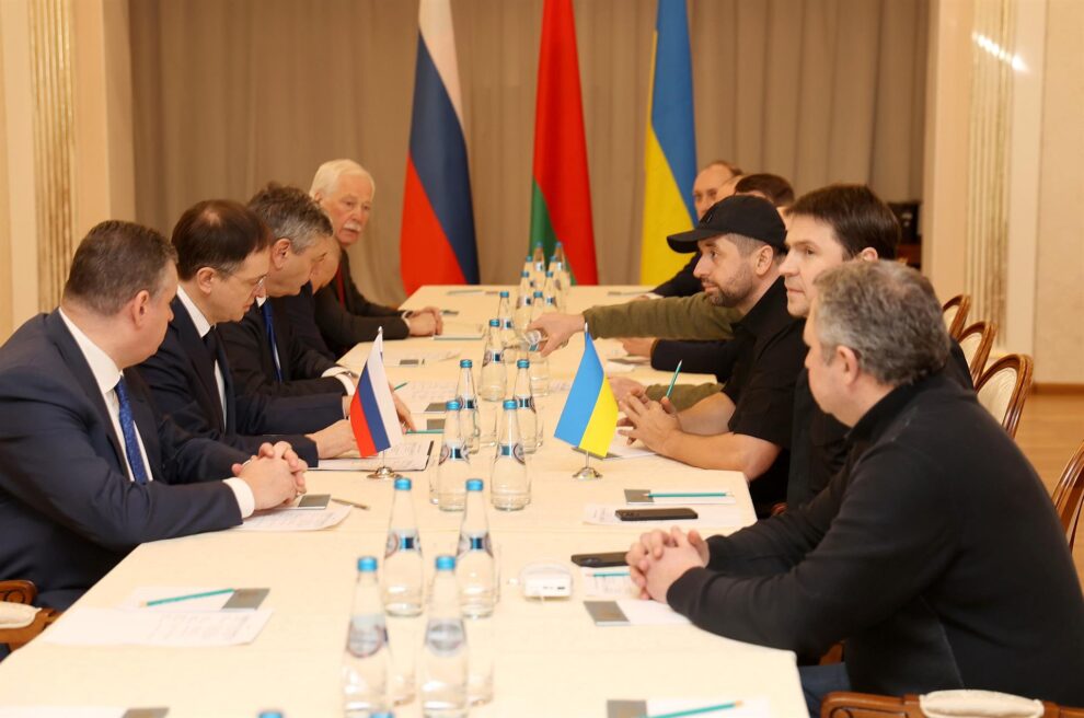 Mesa de negociación en Bielorrusia entre los equipos de Rusia y Ucrania.
