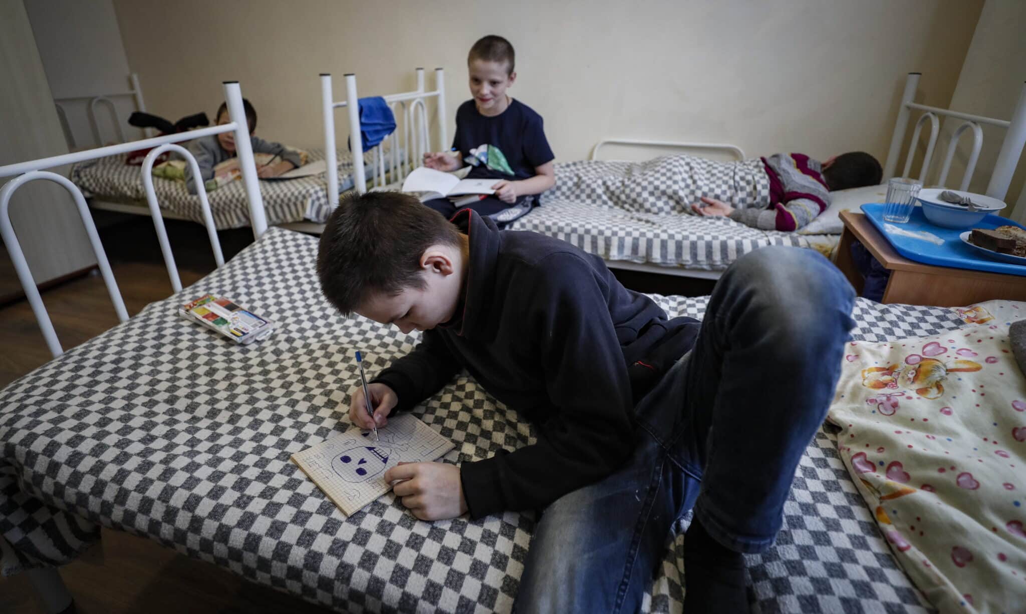 Niños del Donbass evacuados a un centro de alojamiento temporal