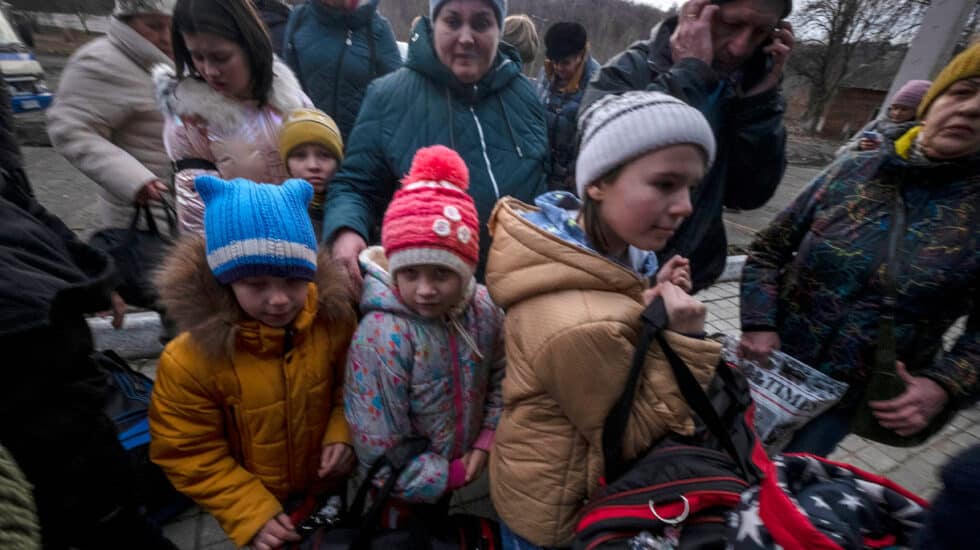 Un grupo de niños de un orfanato de Severodonetsk se dirigen a Kiev