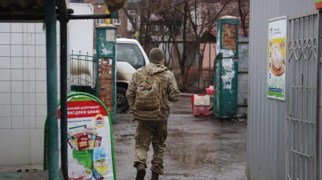 Un militar ucraniano en la pequeña localidad de Niu-York, cerca de las ciudades rebeldes de Donetsk y Lugansk.