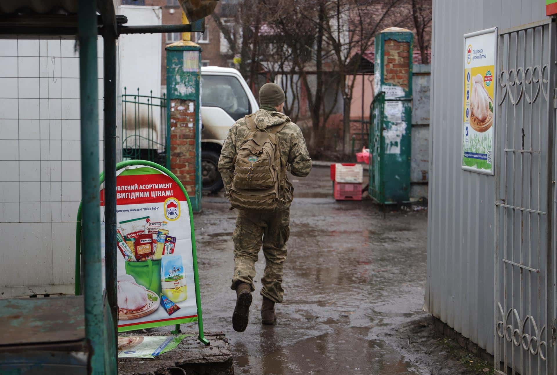 Un militar ucraniano en la pequeña localidad de Niu-York, cerca de las ciudades rebeldes de Donetsk y Lugansk.