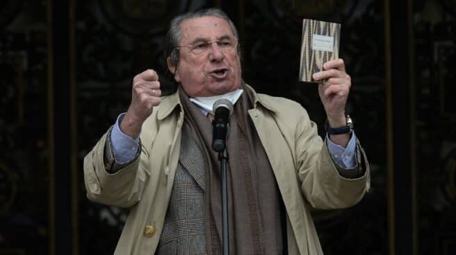 francisco-vazquez-pedro-sanchez-politica-etarras El ex alcalde de A Coruña Francisco Vázquez, con un ejemplar de la Constitución.