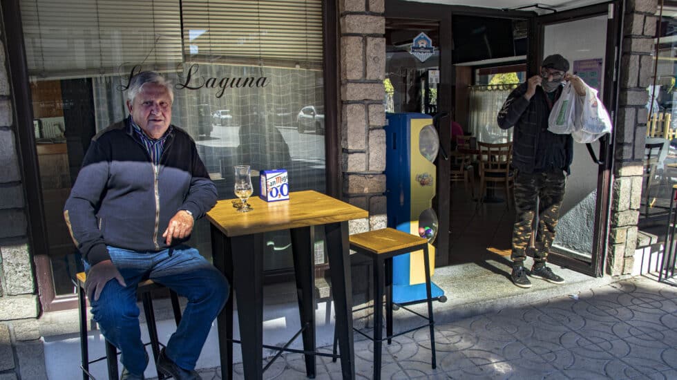 Gregorio Cuerva en la puerta del restaurante La Laguna en Sotillo de la Adrada.