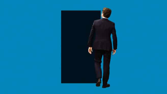 Imagen de Pablo Casado de espaldas saliendo por una puerta negra de un fondo del color del Partido Popular