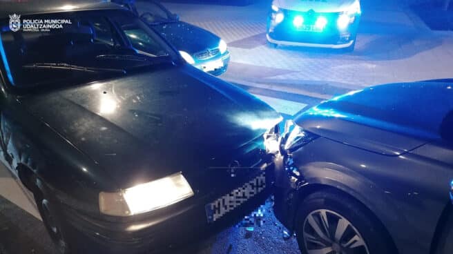 Cuatro policías municipales heridos en una persecución "temeraria" en Pamplona Imagen de los vehículos tras colisionar