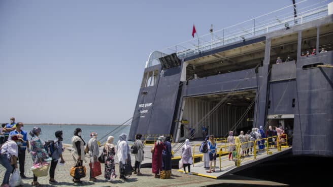 Temporeras marroquíes que embarcan desde el Muelle Sur del Puerto de Huelva rumbo a Marruecos.