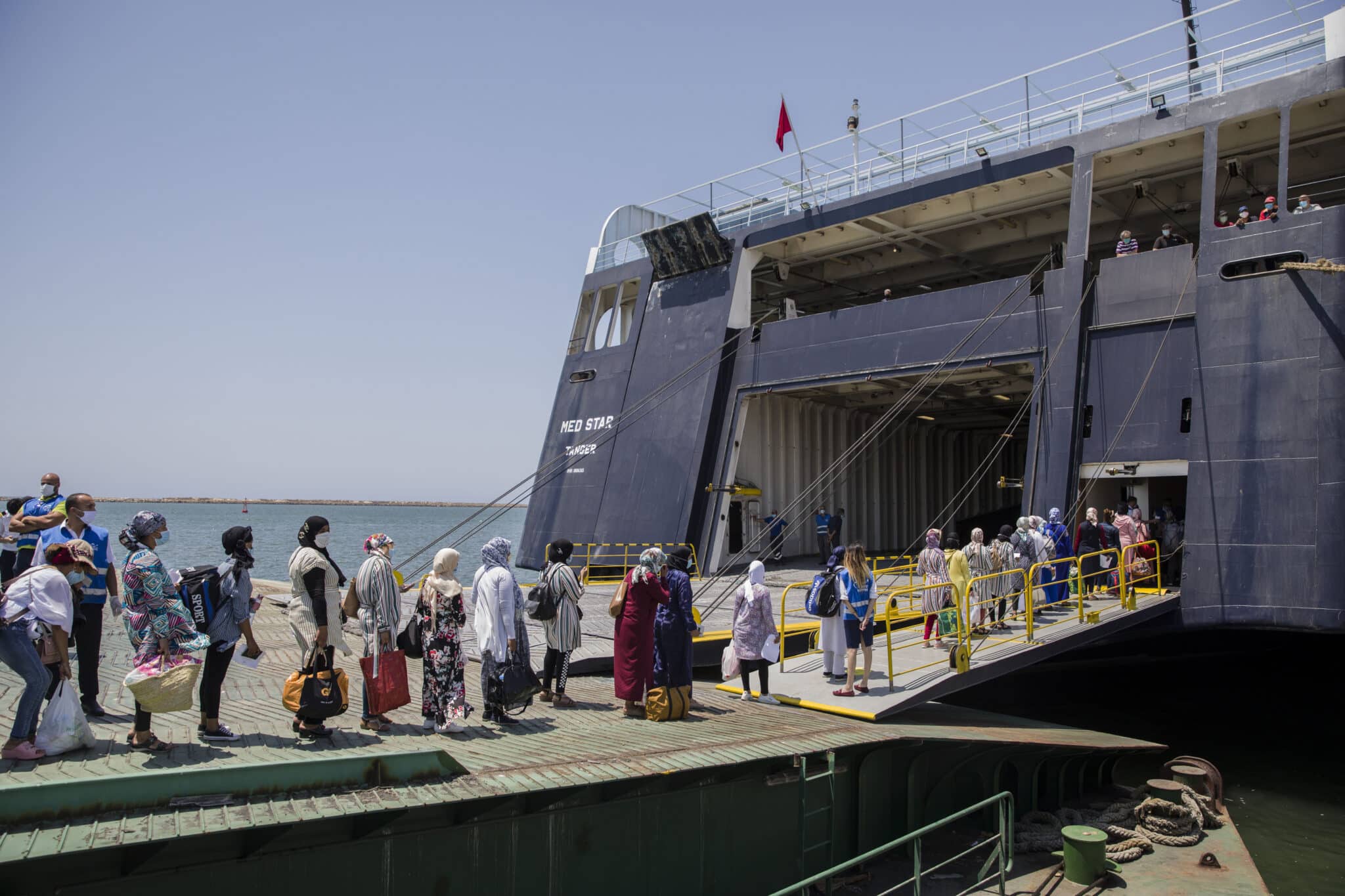 Temporeras marroquíes que embarcan desde el Muelle Sur del Puerto de Huelva rumbo a Marruecos.