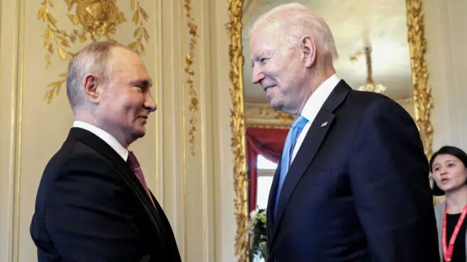 Biden y Putin aceptan una cumbre para evitar la guerra tras hablar con Macron