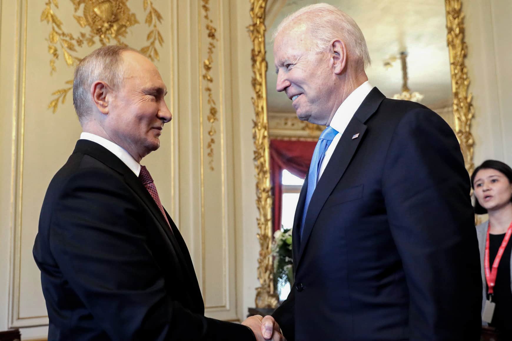 El presidente ruso Vladimir Putin y el presidente norteamericano Joe Biden estrechan sus manos en una reunión en Ginebra (Suiza)