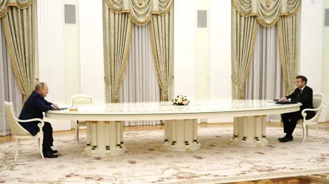Putin sentó a Macron en la 'mesa infinita' porque se negó a una PCR hecha por el Kremlin, según Reuters