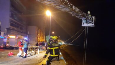 Rescatan a un hombre tras precipitarse por la muralla en Cádiz