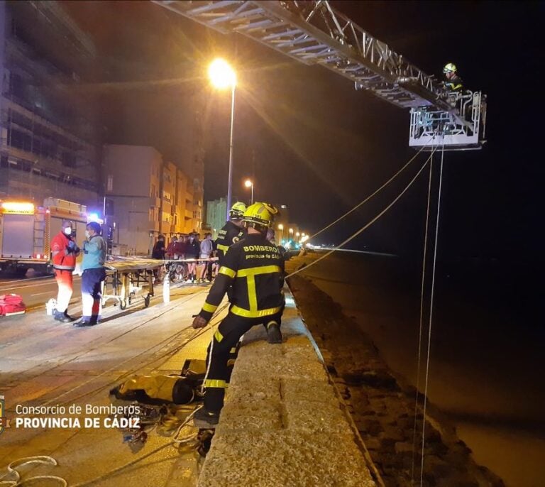 Rescatan a un hombre tras precipitarse por la muralla en Cádiz