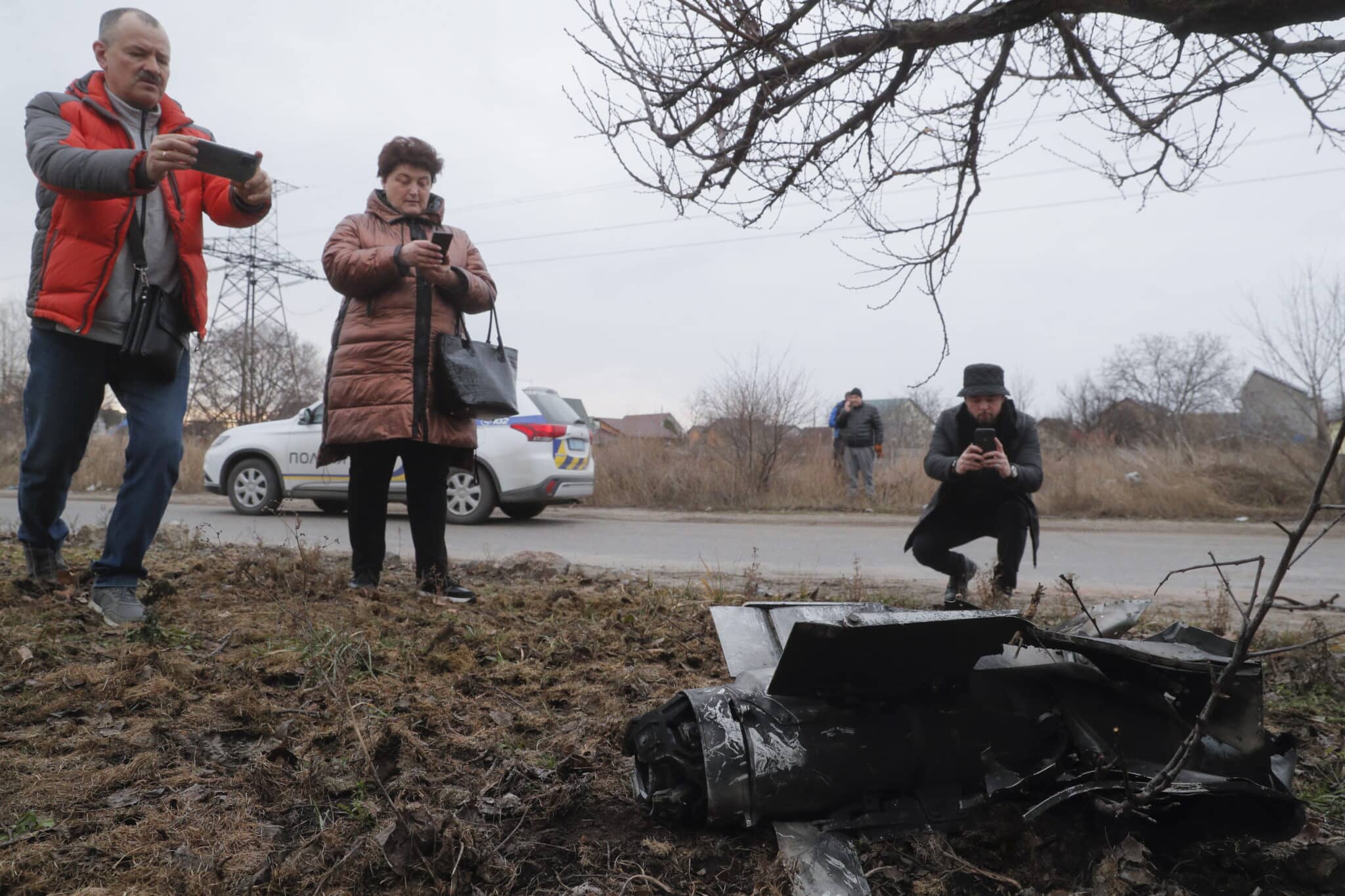 Vecinos de Kiev sacan fotos a un proyectil