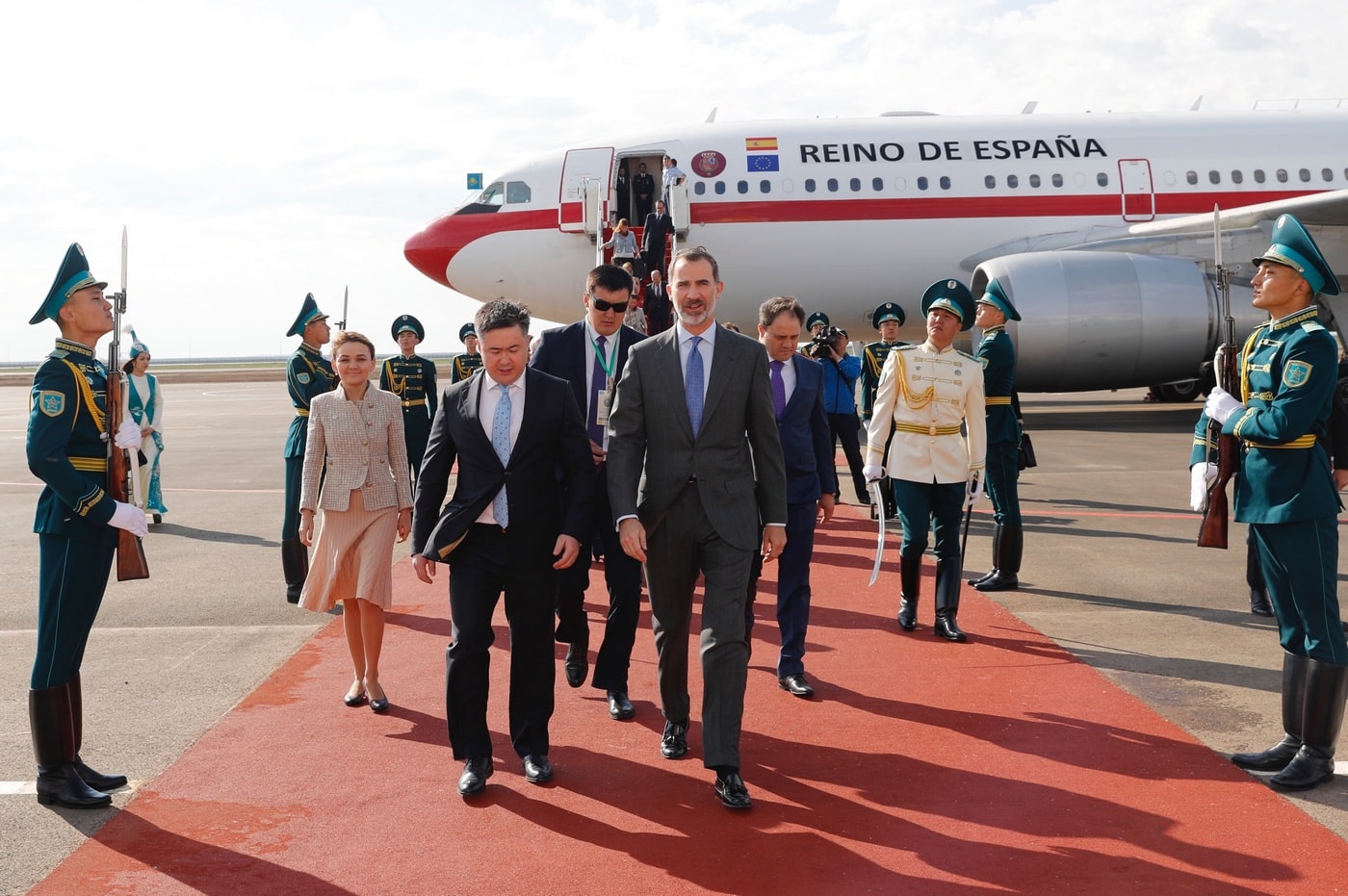 Felipe VI, el gran ausente del viaje a Emiratos, sí acudió a las exposiciones previas