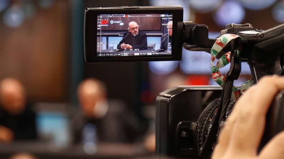 El presidente de Mediapro, Jaume Roures, a través del visor de una cámara en una rueda de prensa.