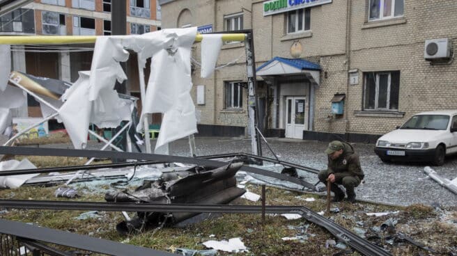 Un hombre observa los restos de un bombardeo en Kiev (Ucrania)