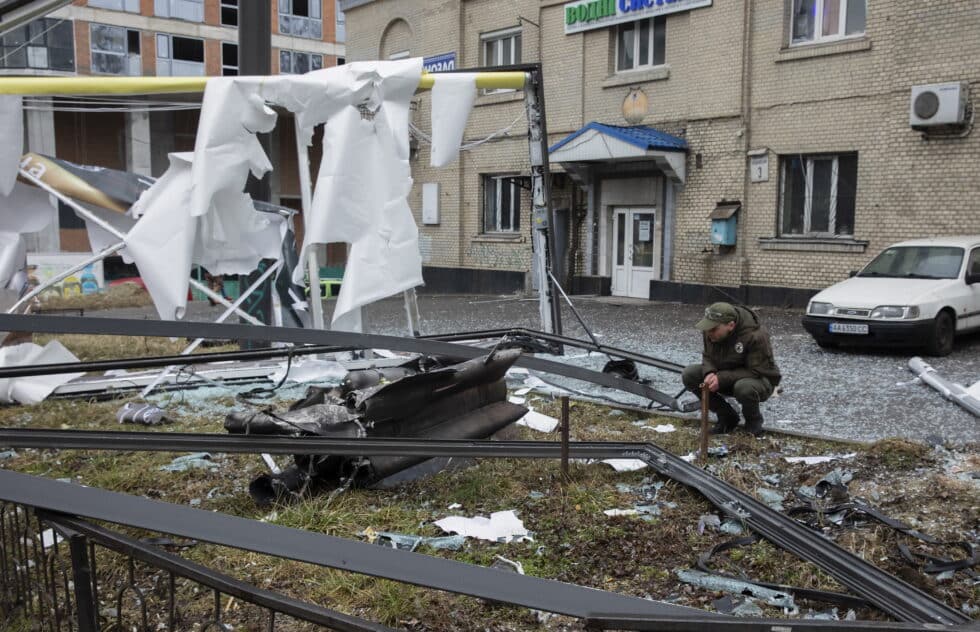 Un hombre observa los restos de un bombardeo en Kiev (Ucrania)