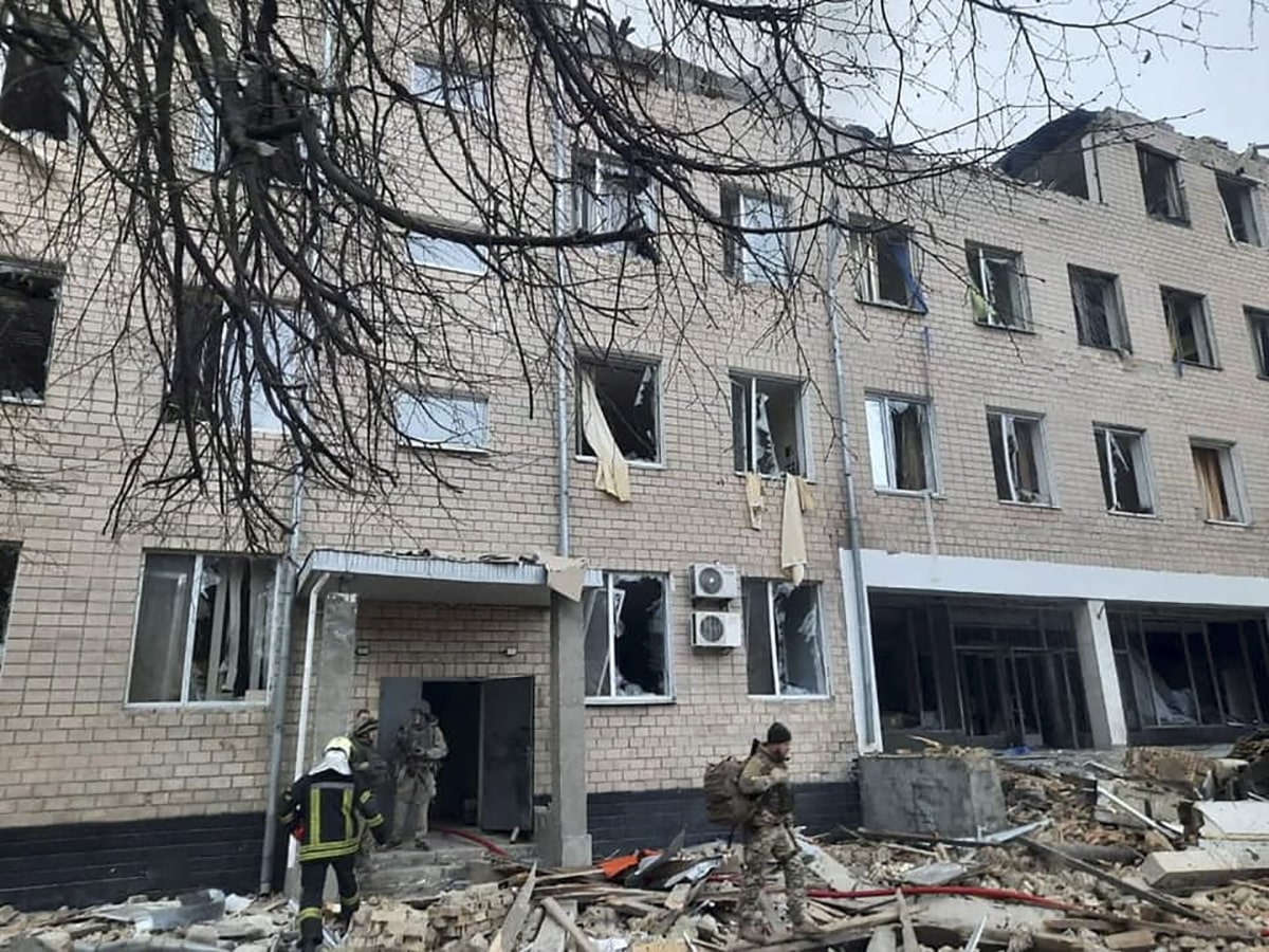 Edificio militar bombardeado por Rusia en Kiev (Ucrania)