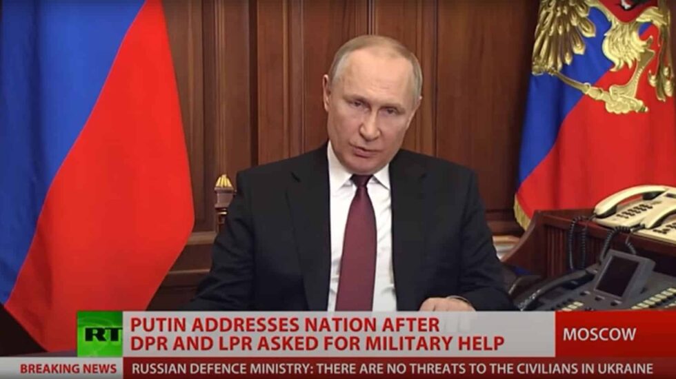 Señal de RT ofrece el discurso de Vladimir Putin donde anuncia la entrada de Rusia en Ucrania
