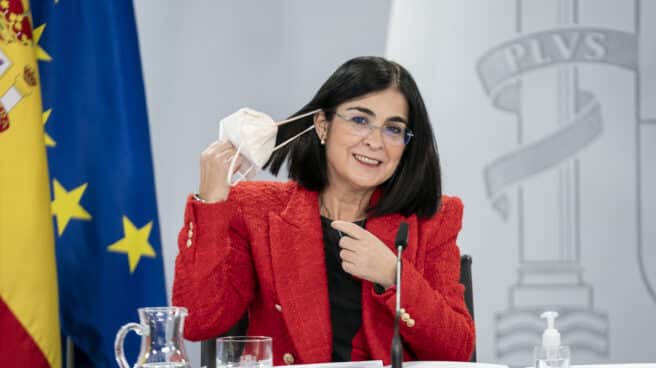 Rueda de prensa posterior al Consejo Interterritorial del Sistema Nacional de Salud La ministra de Sanidad, Carolina Darias, se quita la mascarilla para comparecer tras una reunión del Consejo Interterritorial de Salud.