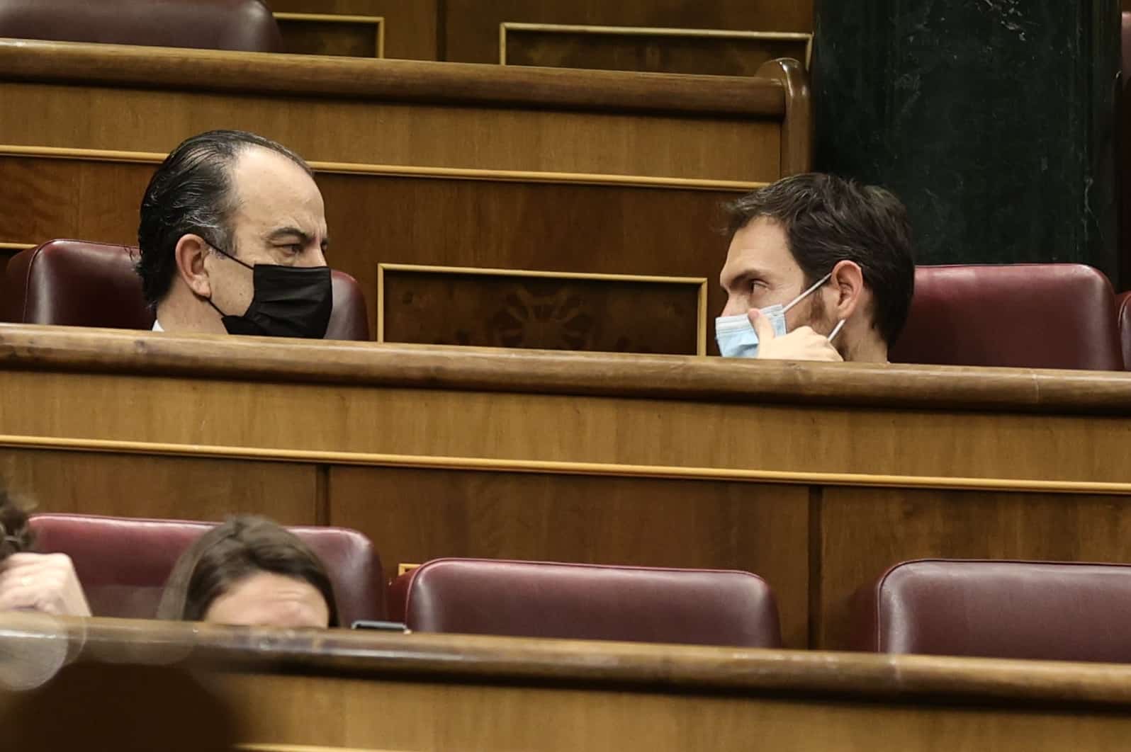 El diputado del Grupo Mixto, Carlos García Adanero (i), y el diputado de UPN por Navarra Sergio Sayas