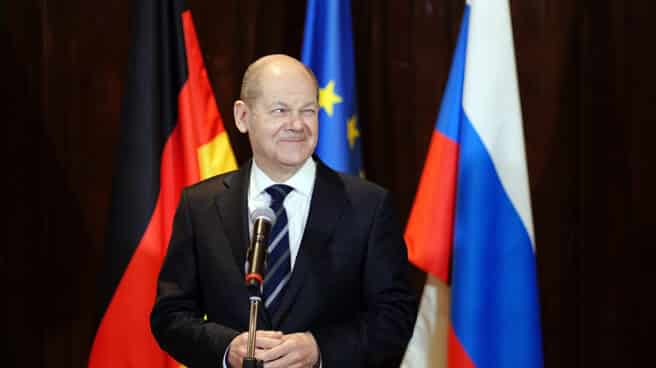 El canciller alemán Olaf Scholz guiña un ojo en un acto en Moscú (Rusia)