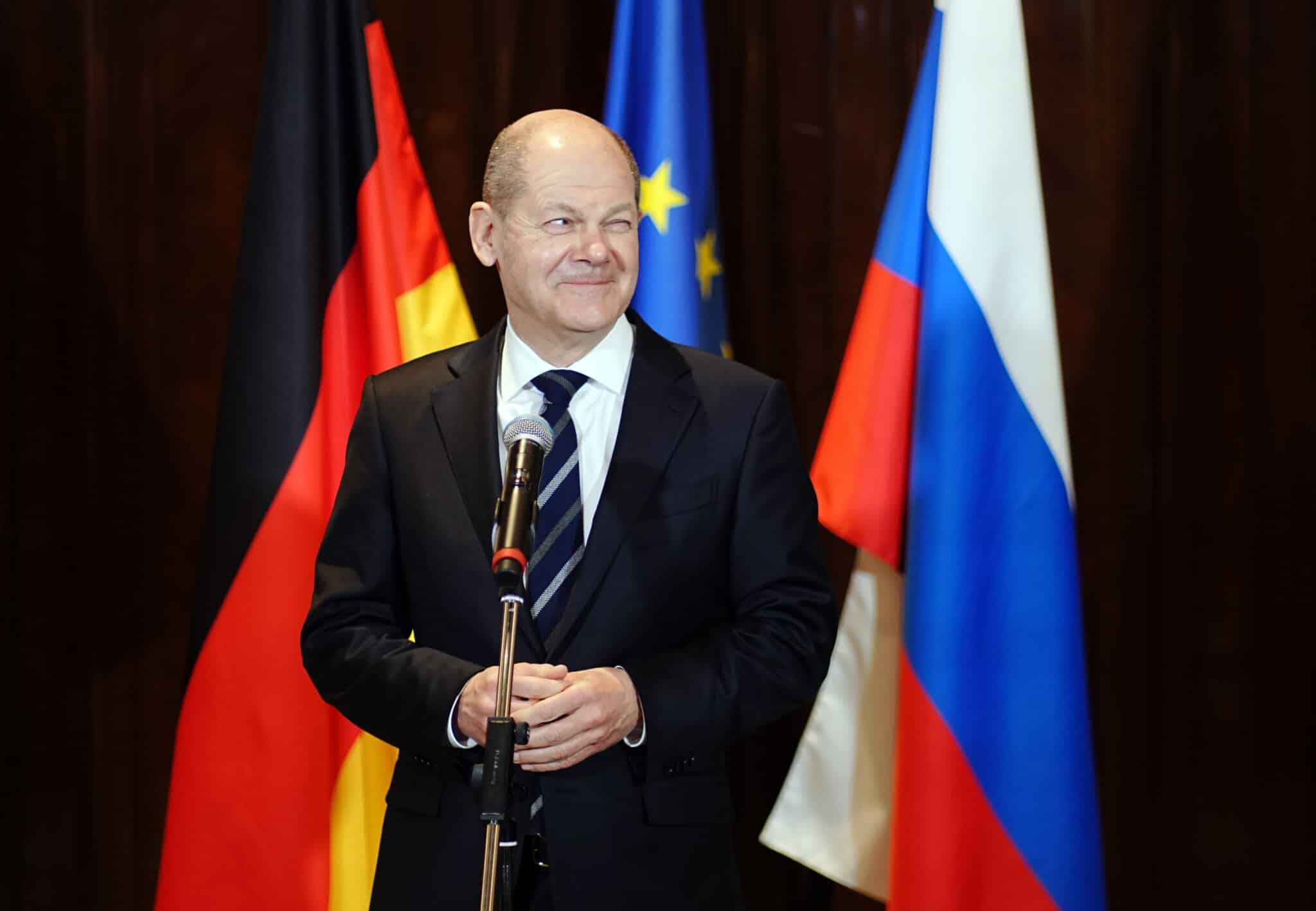 El canciller alemán Olaf Scholz guiña un ojo en un acto en Moscú (Rusia)