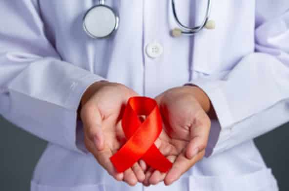 Un lazo rojo, símbolo de la lucha contra el VIH