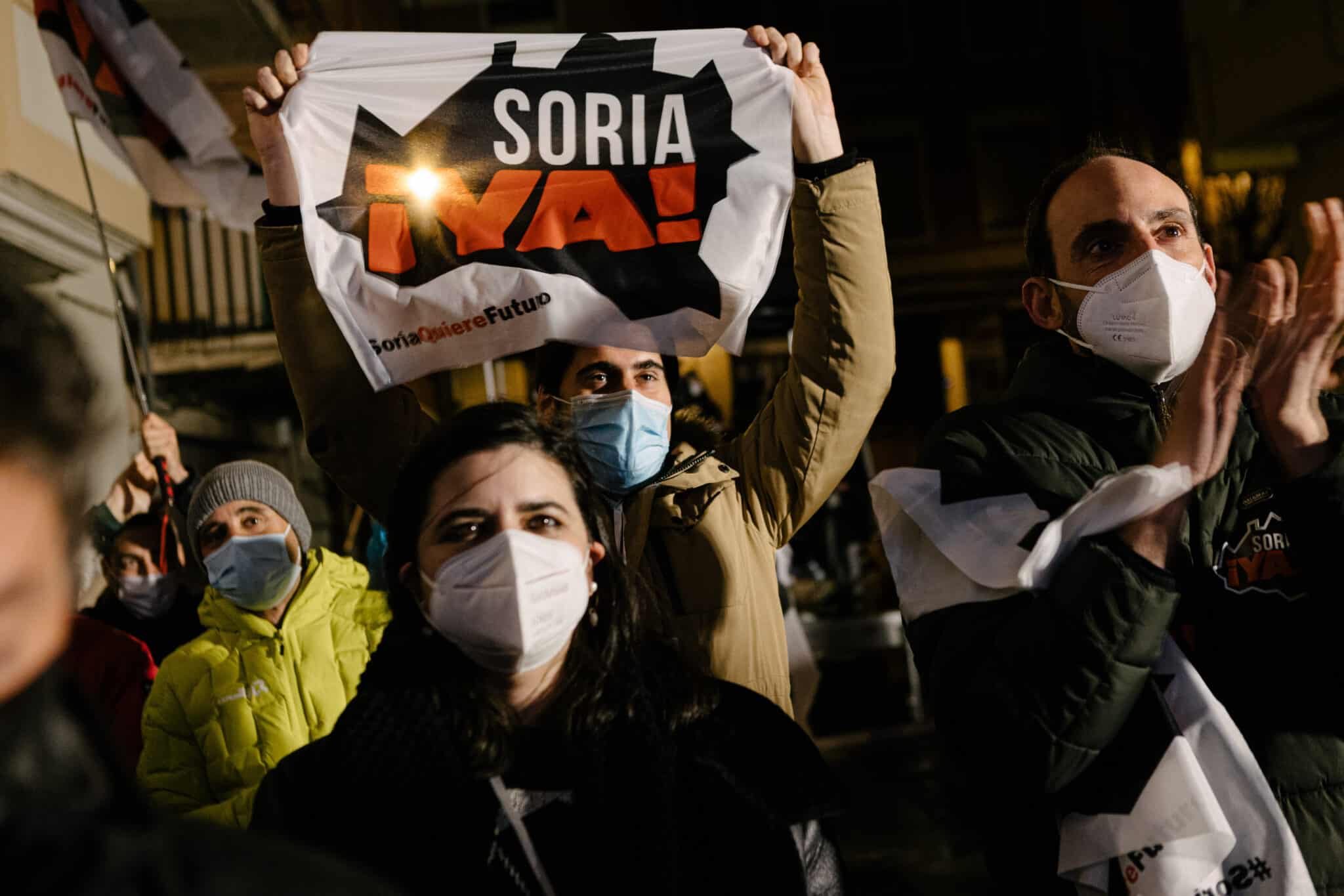 Varios simpatizantes de Soria ¡Ya! con una bandera de la plataforma, celebran los resultados obtenidos por su formación en los comicios para Castilla y León.