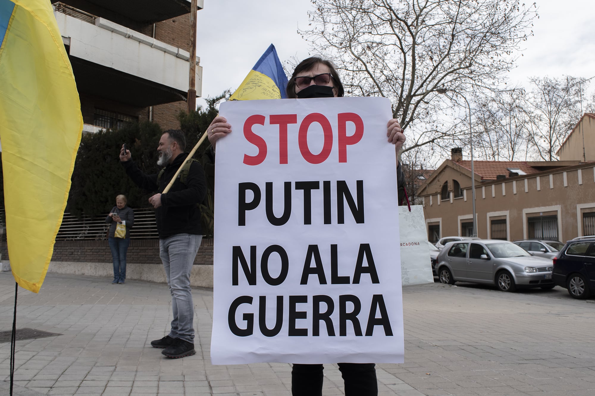 Svitlana, ucraniana residente en España, sostiene un cartel en contra del ataque ruso frente a la embajada rusa en Madrid.