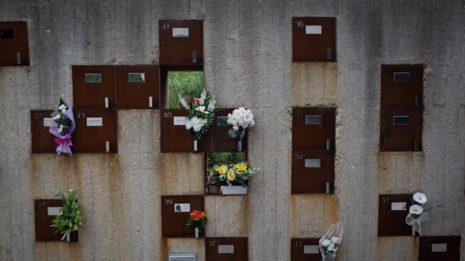 Pared con flores en la entrada del tanatorio de Girona en mayo de 2020.