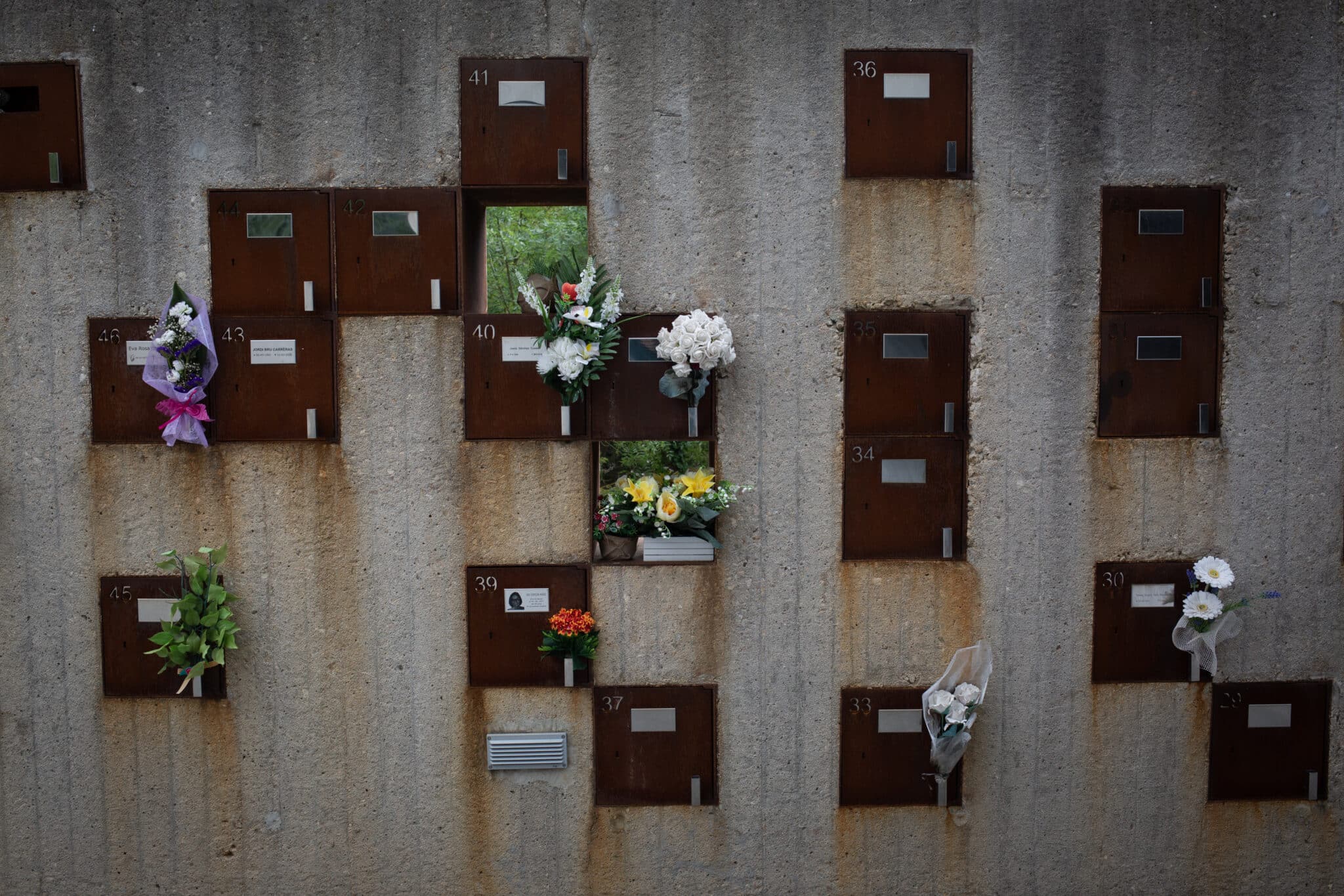 Pared con flores en la entrada del tanatorio de Girona en mayo de 2020.