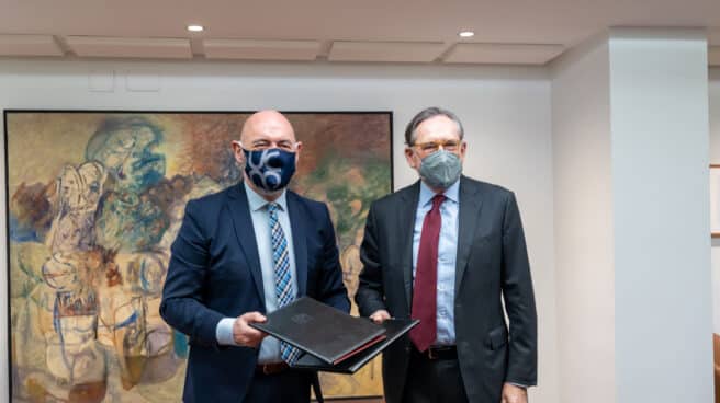 ucm-santander-universidades Santander y la Universidad Complutense renuevan su acuerdo de colaboración. Cerca de 3.000 estudiantes, profesores e investigadores de la universidad madrileña recibirán una ‘Beca Santander’ durante 2022.