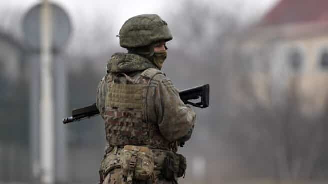 Soldado ruso armado en Crimea