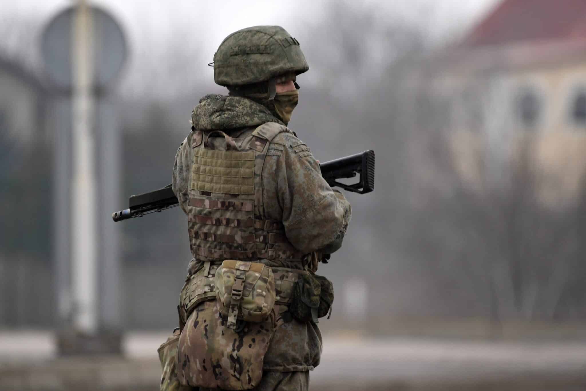 Soldado ruso armado en Crimea