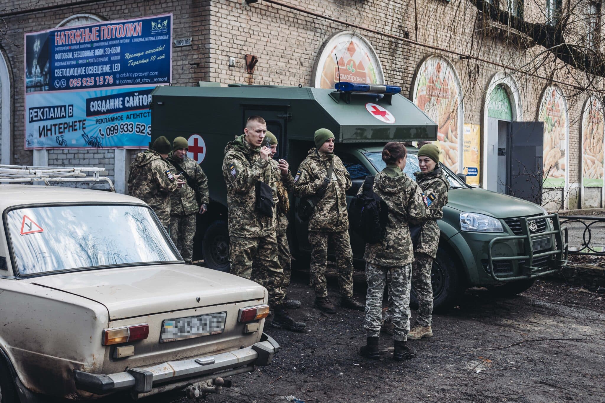 Soldados del ejército ucraniano, a 23 de febrero de 2022, en Chasiv Yar, Oblast de Donetsk (Ucrania).