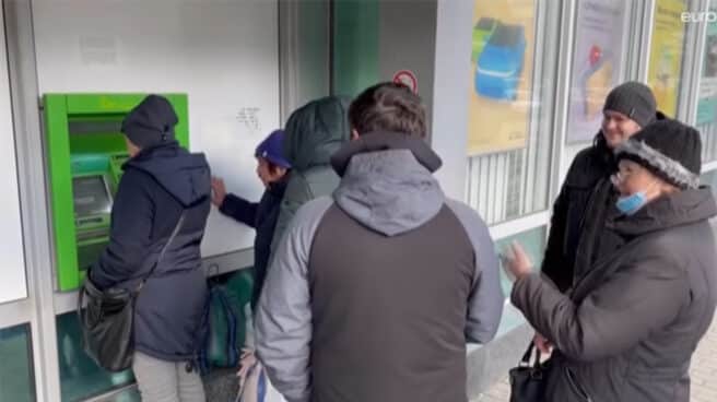 El efectivo se convierte en refugio de seguridad nacional en situaciones de emergencias y conflictos Ucranianos hacen cola en el cajero para sacar efectivo