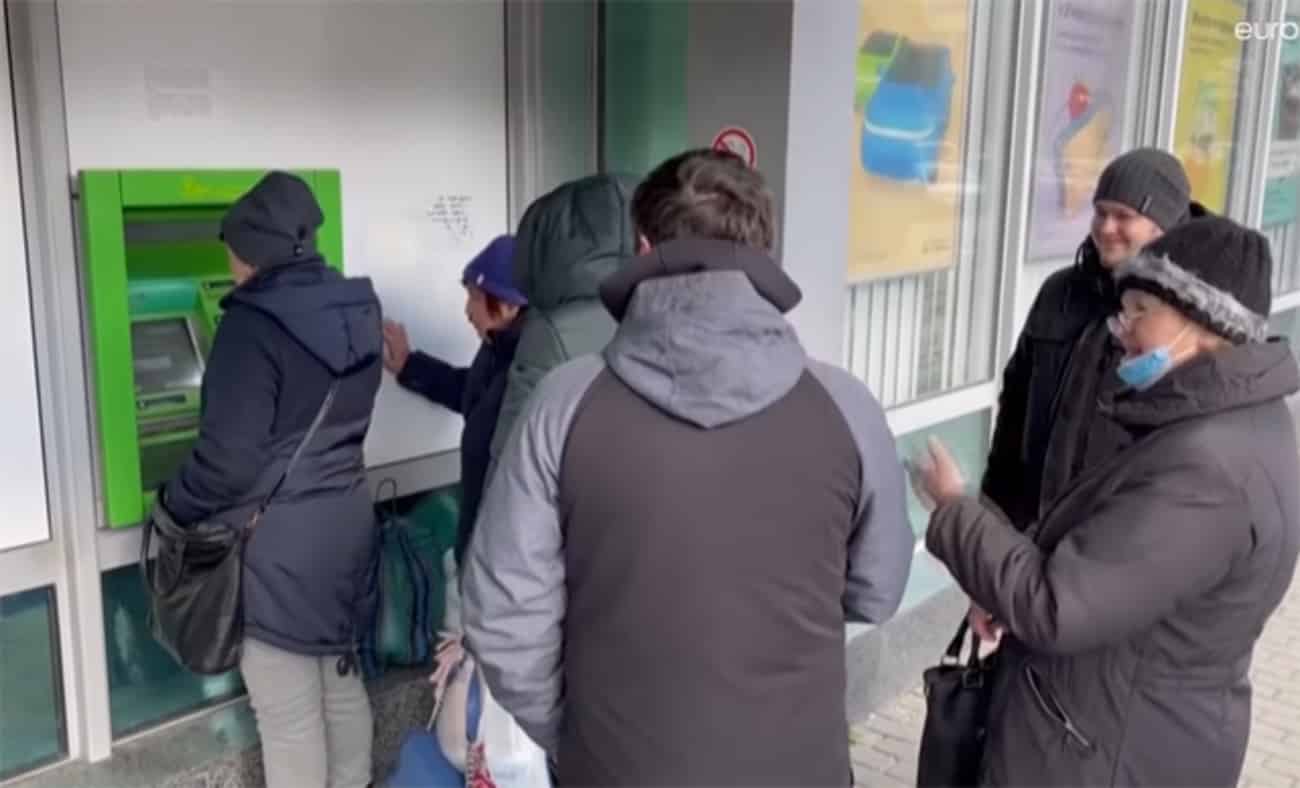Ucranianos hacen cola en el cajero para sacar efectivo
