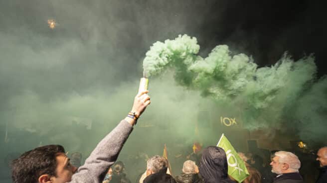 Humo verde y banderas de Vox, durante la valoración de los resultados obtenidos de Vox en los comicios para Castilla y León durante la noche electoral del 13F.