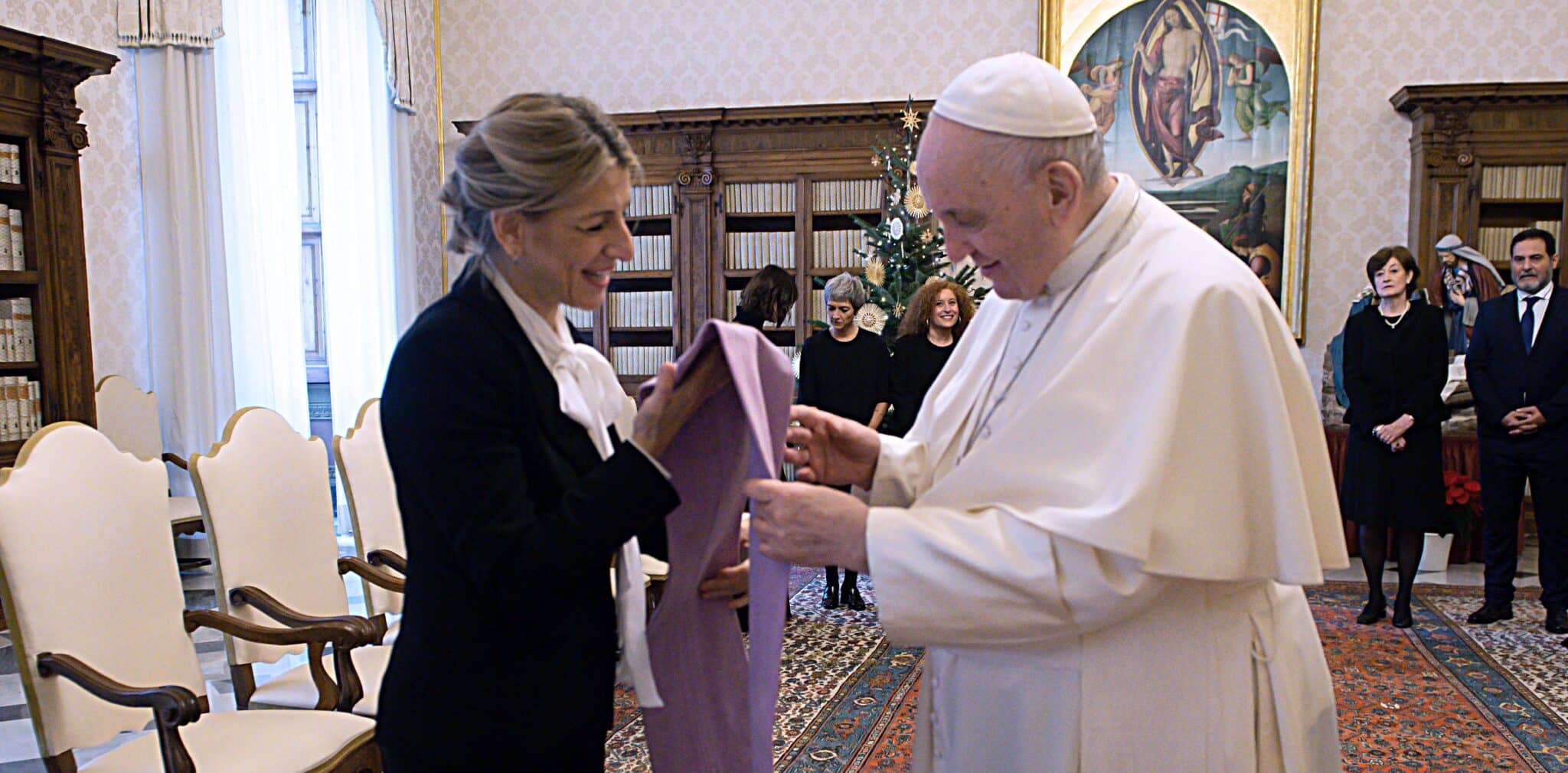 La vicepresidenta Yolanda Díaz entrega un recuerdo al papa Francisco durante la audiencia privada.