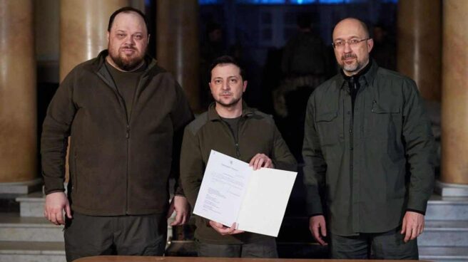 El presidente de Ucrania, Volodymyr Zelensky, firma la solicitud formal de adhesión a la Unión Europea. El presidente de Ucrania, Volodymyr Zelensky, firma la solicitud formal de adhesión a la Unión Europea.