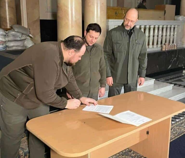 Zelensky redobla el pulso a Putin y firma la solicitud para entrar en la Unión Europea