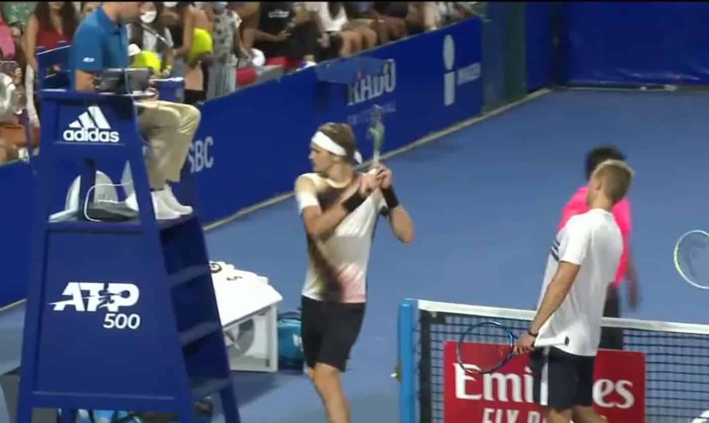 Zverev golpea la silla del árbitro con la raqueta