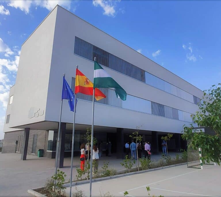Un menor apuñala a otro las puertas de un instituto de Rincón de la Victoria (Málaga)