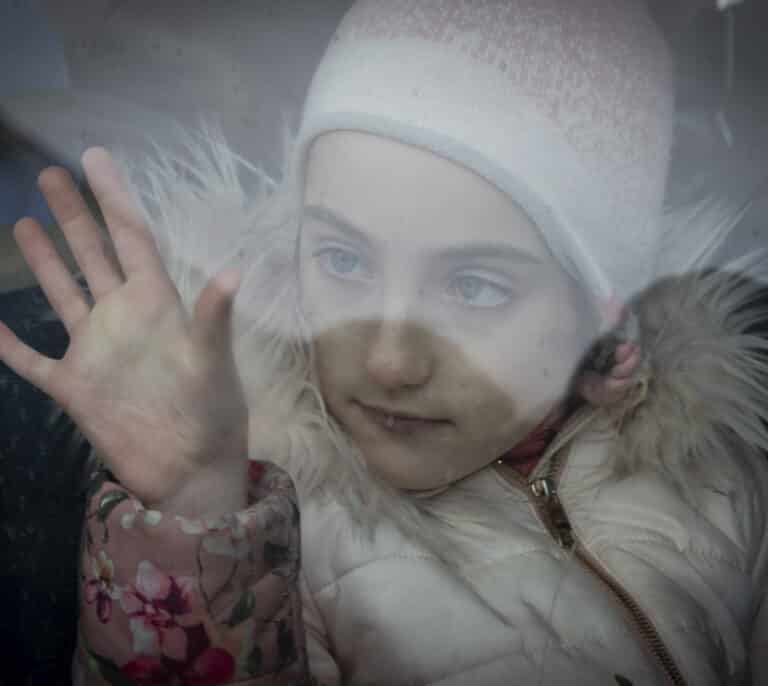 Cariño y juegos, primeros auxilios para atenuar el horror de la guerra en los niños