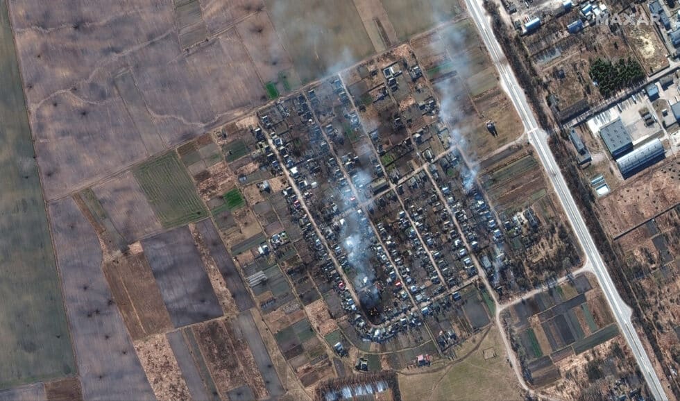 Imágenes aéreas de la guerra en Ucrania contra Rusia en las que se ven columnas de humo y el impacto de las bombas